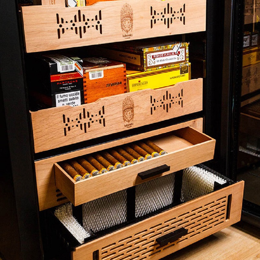 Kiểm tra cigar trong khay và vệ sinh khay bằng cồn y tế